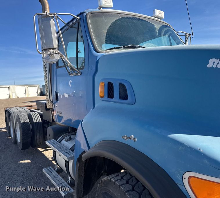 image for item EU6359 2007 Sterling L8500 Series truck cab and chassis