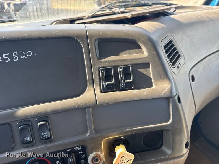 image for item EU6359 2007 Sterling L8500 Series truck cab and chassis