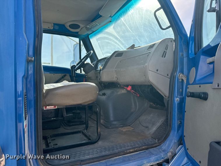 image for item EU6359 2007 Sterling L8500 Series truck cab and chassis
