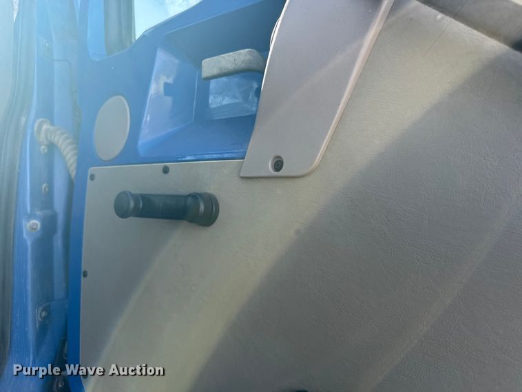 image for item EU6359 2007 Sterling L8500 Series truck cab and chassis