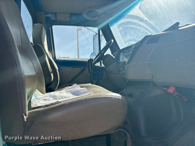 image for item EU6359 2007 Sterling L8500 Series truck cab and chassis