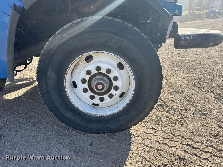 image for item EU6359 2007 Sterling L8500 Series truck cab and chassis