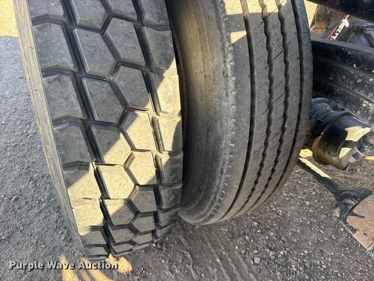 image for item EU6359 2007 Sterling L8500 Series truck cab and chassis