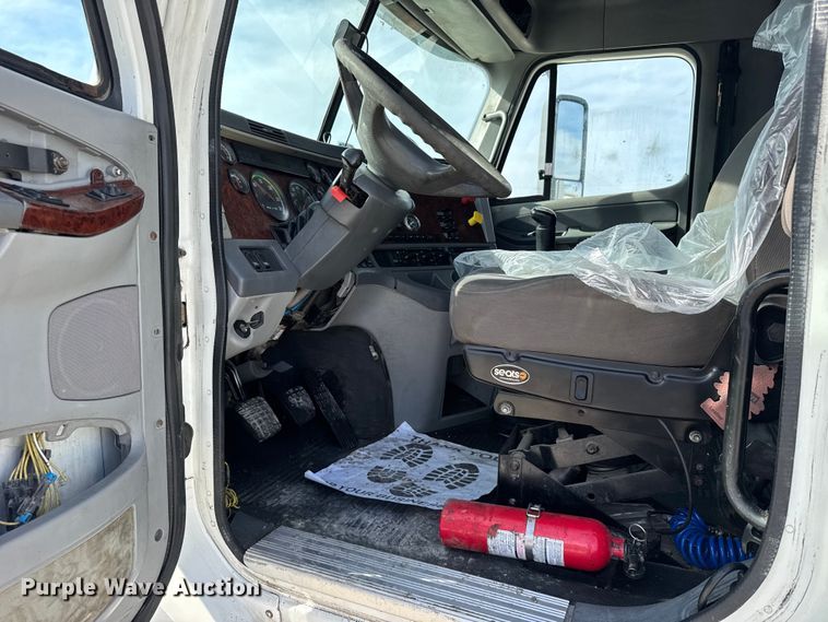 image for item EU6407 2005 Freightliner CST120 semi truck