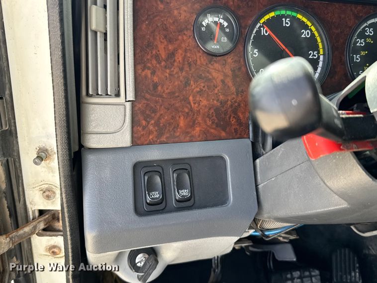 image for item EU6407 2005 Freightliner CST120 semi truck