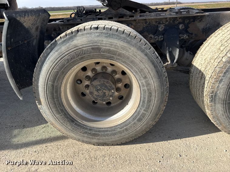 image for item EU6407 2005 Freightliner CST120 semi truck