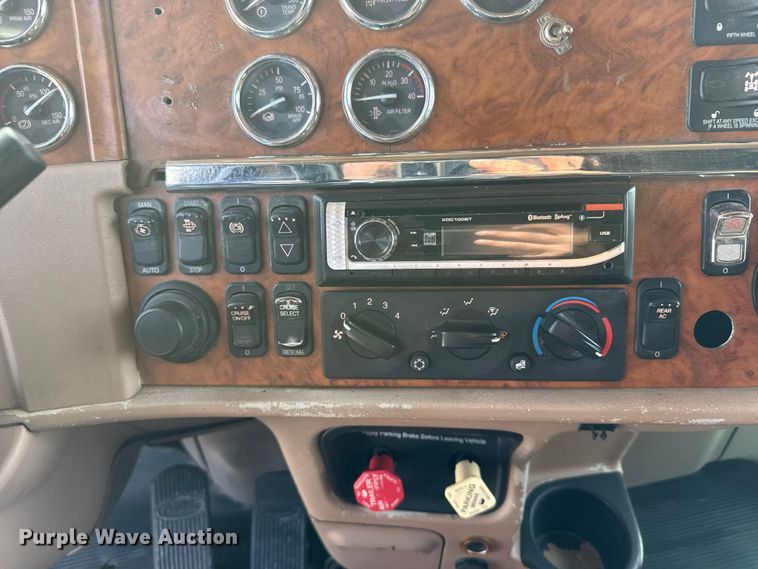 image for item EU6410 2009 Peterbilt 386 semi truck