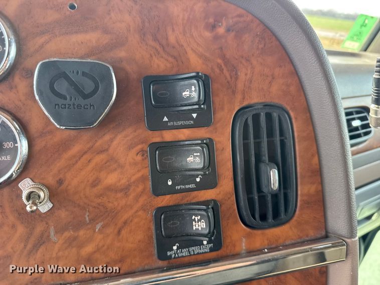 image for item EU6410 2009 Peterbilt 386 semi truck