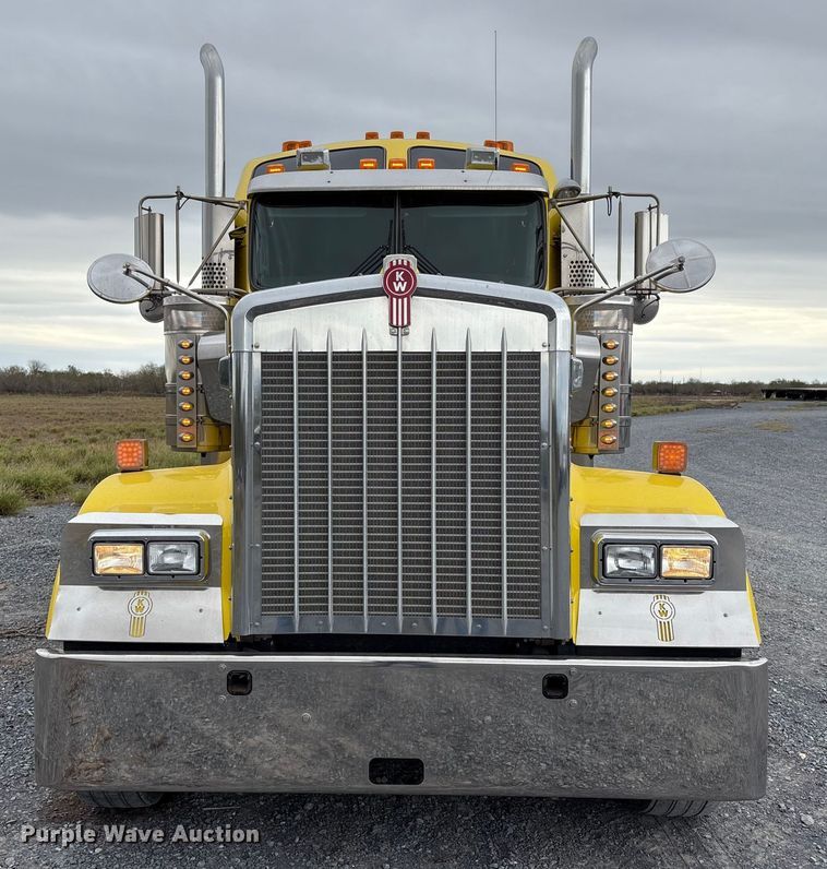 image for item EU7064 2021 Kenworth W900 semi truck