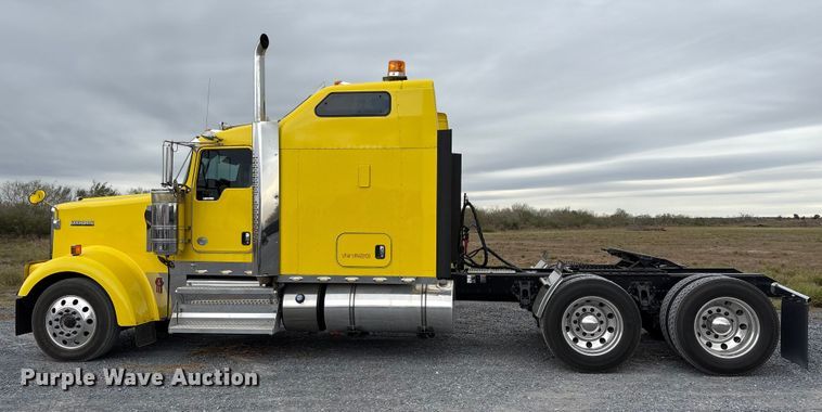 image for item EU7064 2021 Kenworth W900 semi truck