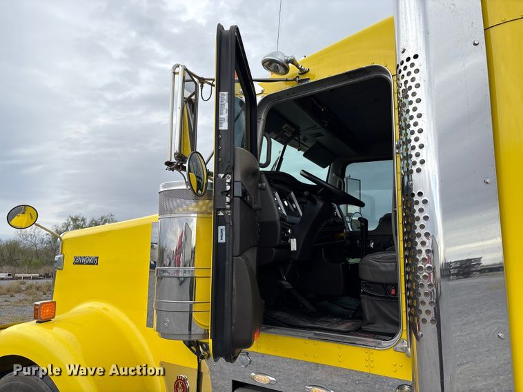 image for item EU7064 2021 Kenworth W900 semi truck
