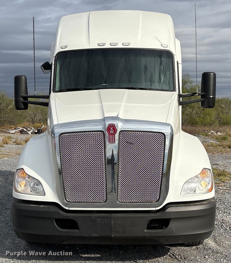 image for item EU7066 2022 Kenworth T680 semi truck