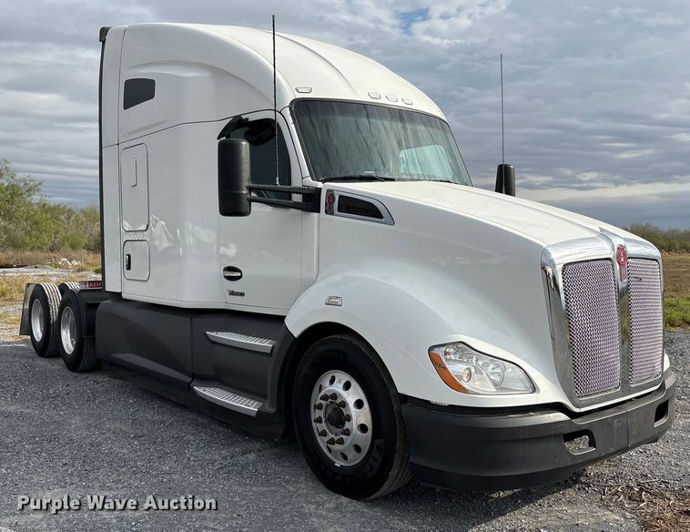 image for item EU7066 2022 Kenworth T680 semi truck