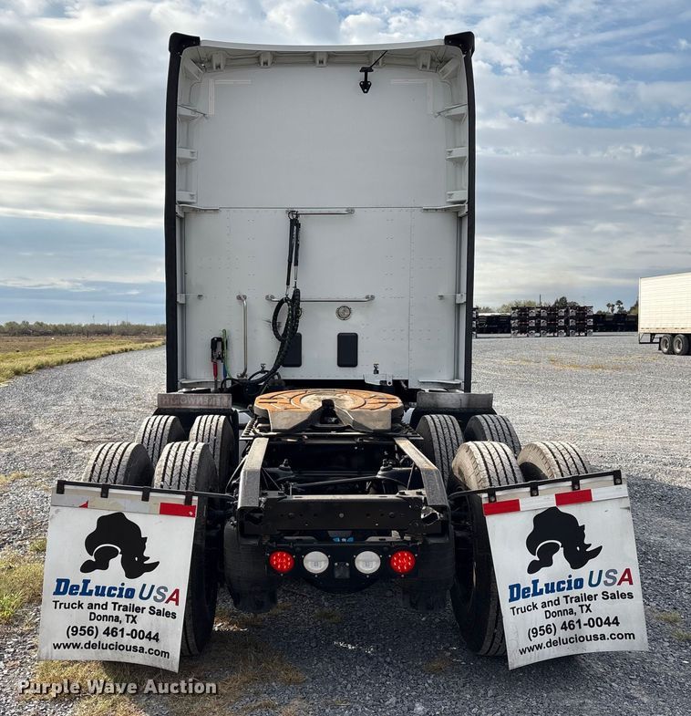 image for item EU7066 2022 Kenworth T680 semi truck