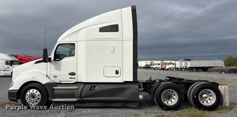 image for item EU7066 2022 Kenworth T680 semi truck