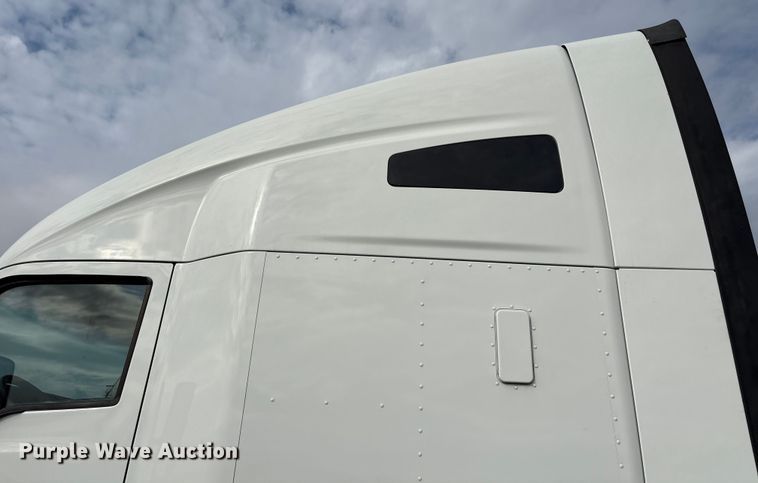 image for item EU7066 2022 Kenworth T680 semi truck