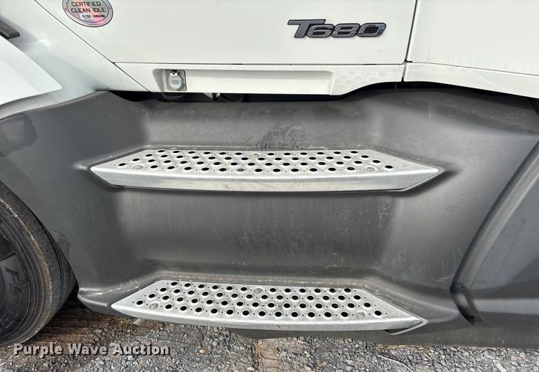 image for item EU7066 2022 Kenworth T680 semi truck