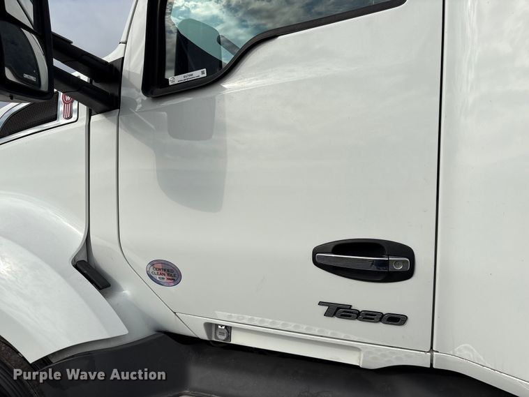 image for item EU7066 2022 Kenworth T680 semi truck