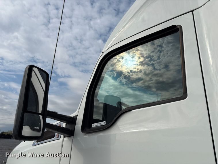 image for item EU7066 2022 Kenworth T680 semi truck