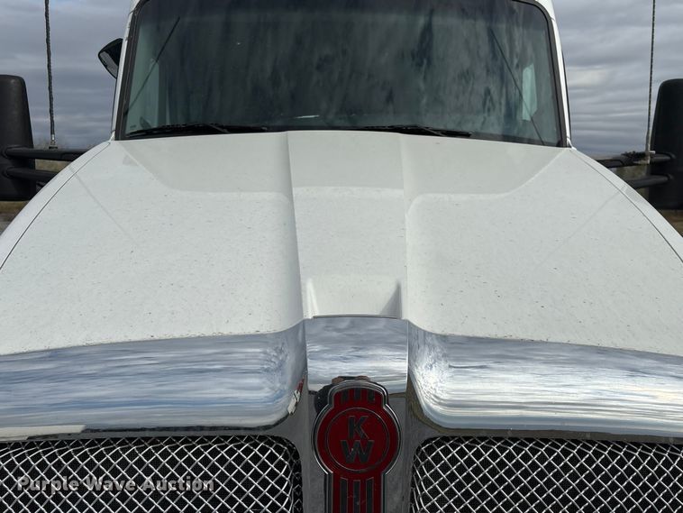image for item EU7066 2022 Kenworth T680 semi truck