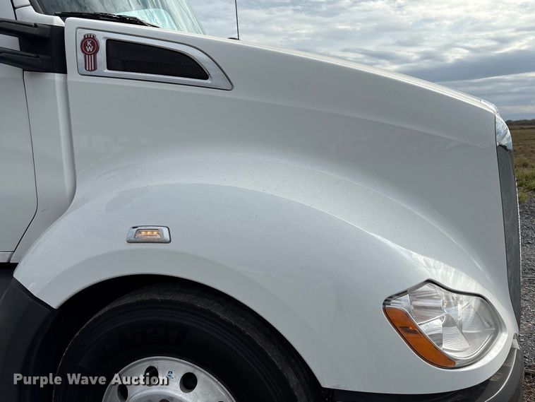image for item EU7066 2022 Kenworth T680 semi truck