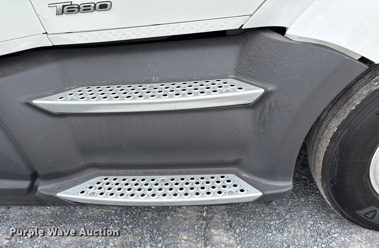 image for item EU7066 2022 Kenworth T680 semi truck