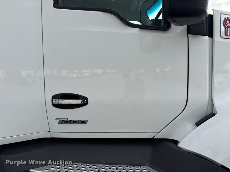 image for item EU7066 2022 Kenworth T680 semi truck