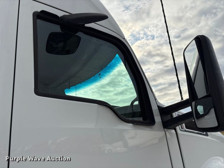 image for item EU7066 2022 Kenworth T680 semi truck
