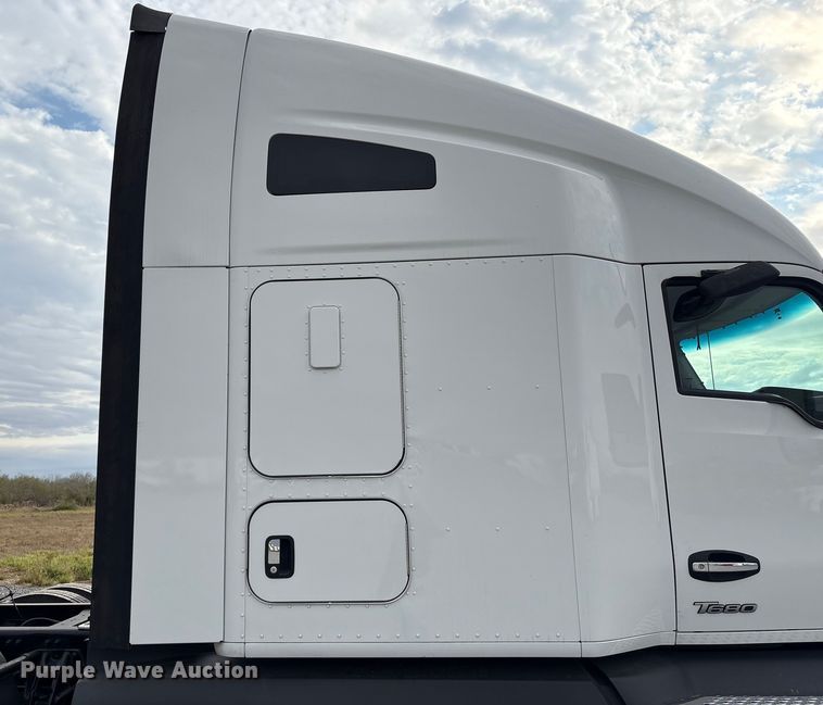 image for item EU7066 2022 Kenworth T680 semi truck