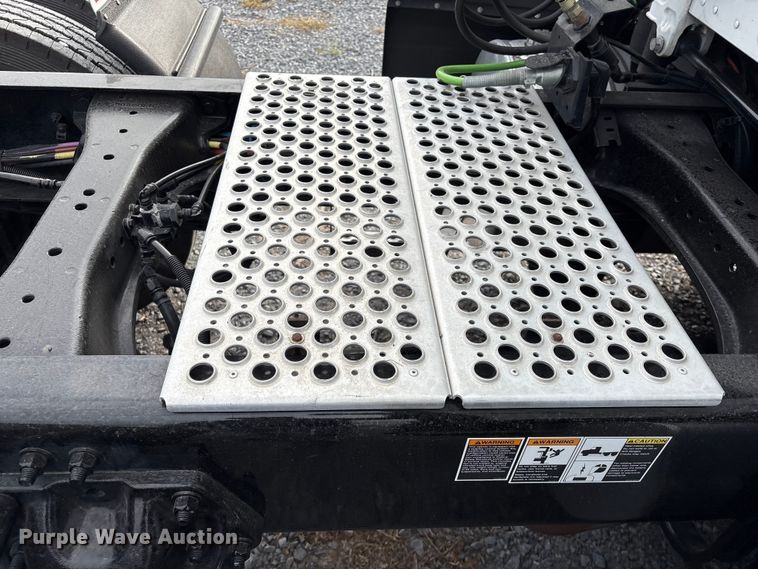 image for item EU7066 2022 Kenworth T680 semi truck