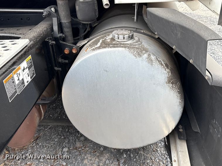 image for item EU7066 2022 Kenworth T680 semi truck