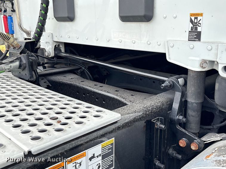 image for item EU7066 2022 Kenworth T680 semi truck