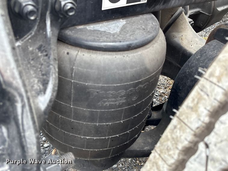 image for item EU7066 2022 Kenworth T680 semi truck