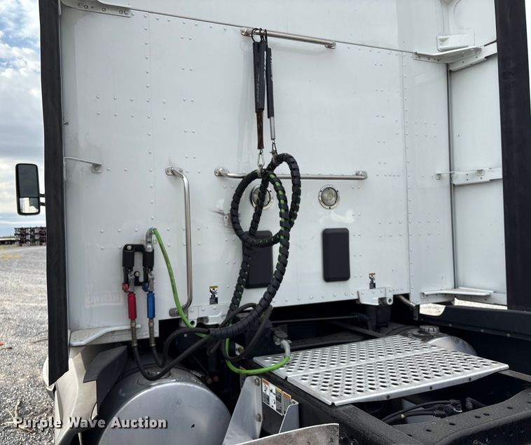 image for item EU7066 2022 Kenworth T680 semi truck