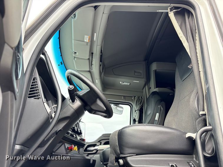 image for item EU7066 2022 Kenworth T680 semi truck