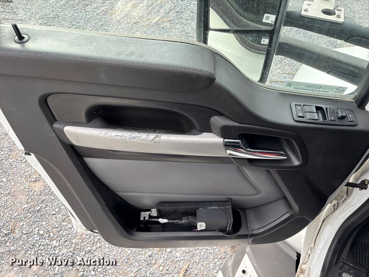 image for item EU7066 2022 Kenworth T680 semi truck