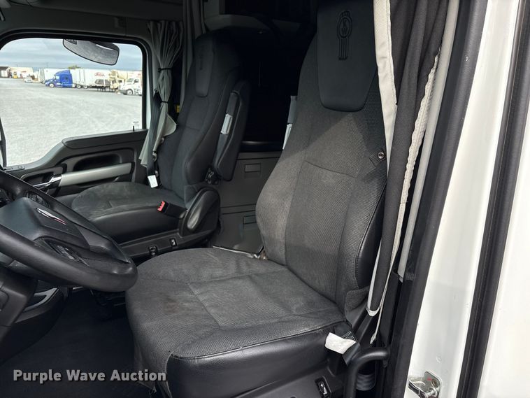 image for item EU7066 2022 Kenworth T680 semi truck