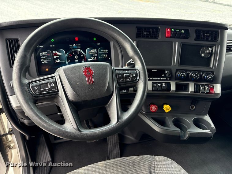 image for item EU7066 2022 Kenworth T680 semi truck