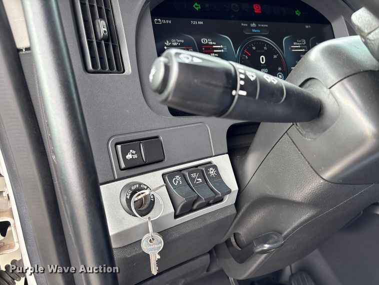 image for item EU7066 2022 Kenworth T680 semi truck