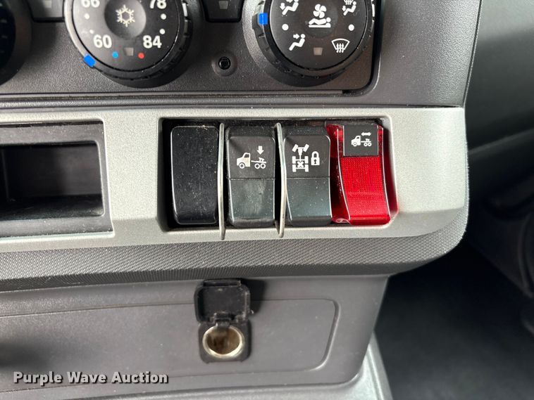 image for item EU7066 2022 Kenworth T680 semi truck