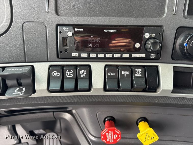 image for item EU7066 2022 Kenworth T680 semi truck