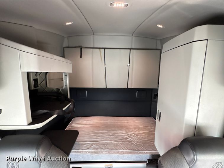 image for item EU7066 2022 Kenworth T680 semi truck