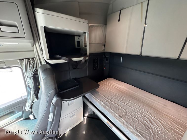 image for item EU7066 2022 Kenworth T680 semi truck