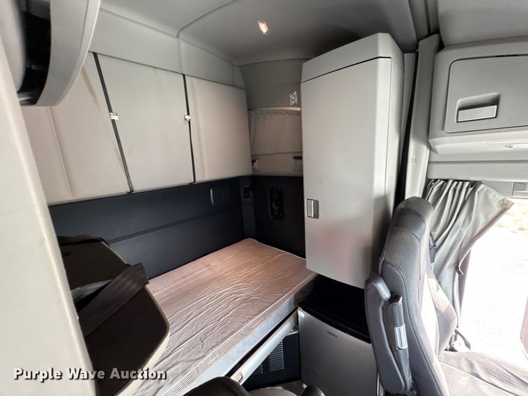 image for item EU7066 2022 Kenworth T680 semi truck