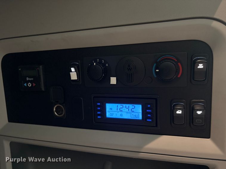 image for item EU7066 2022 Kenworth T680 semi truck