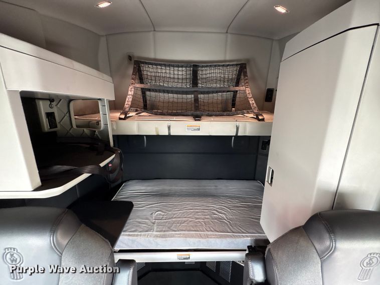 image for item EU7066 2022 Kenworth T680 semi truck