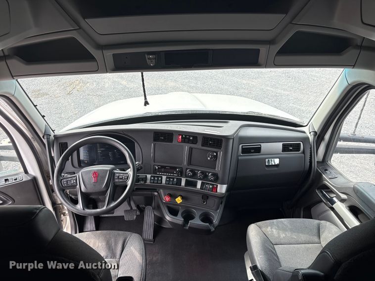 image for item EU7066 2022 Kenworth T680 semi truck
