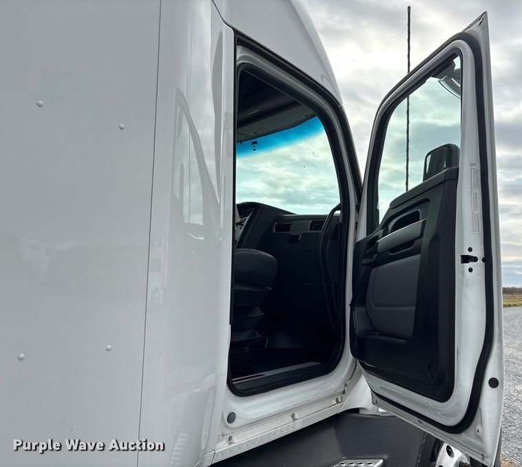 image for item EU7066 2022 Kenworth T680 semi truck