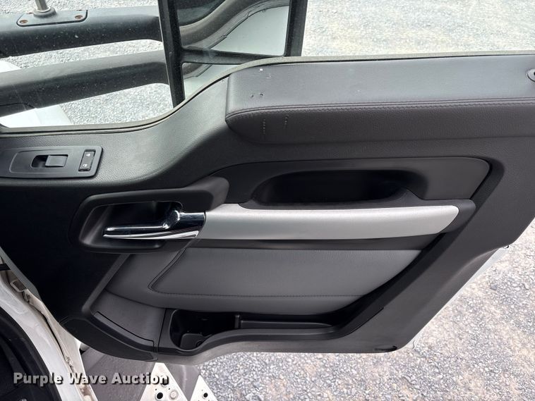 image for item EU7066 2022 Kenworth T680 semi truck