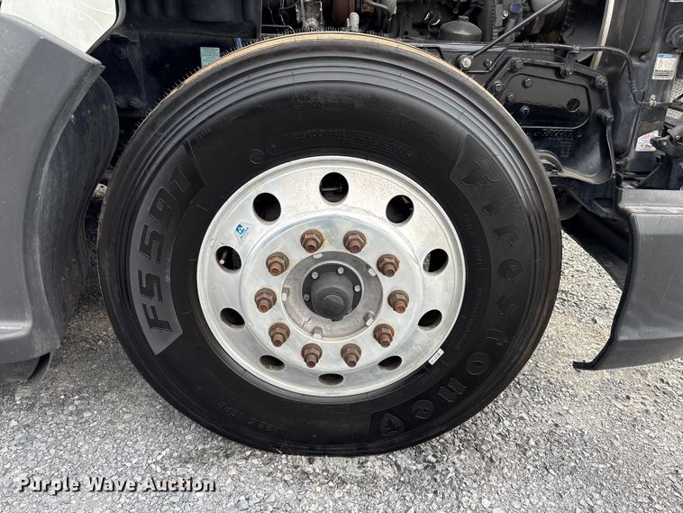 image for item EU7066 2022 Kenworth T680 semi truck